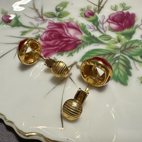 Vintage red/gold clip on knot earrings - Picture 4 of 5
